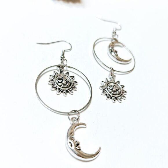 Moon dangle earrings M157 - Picture 3 of 5